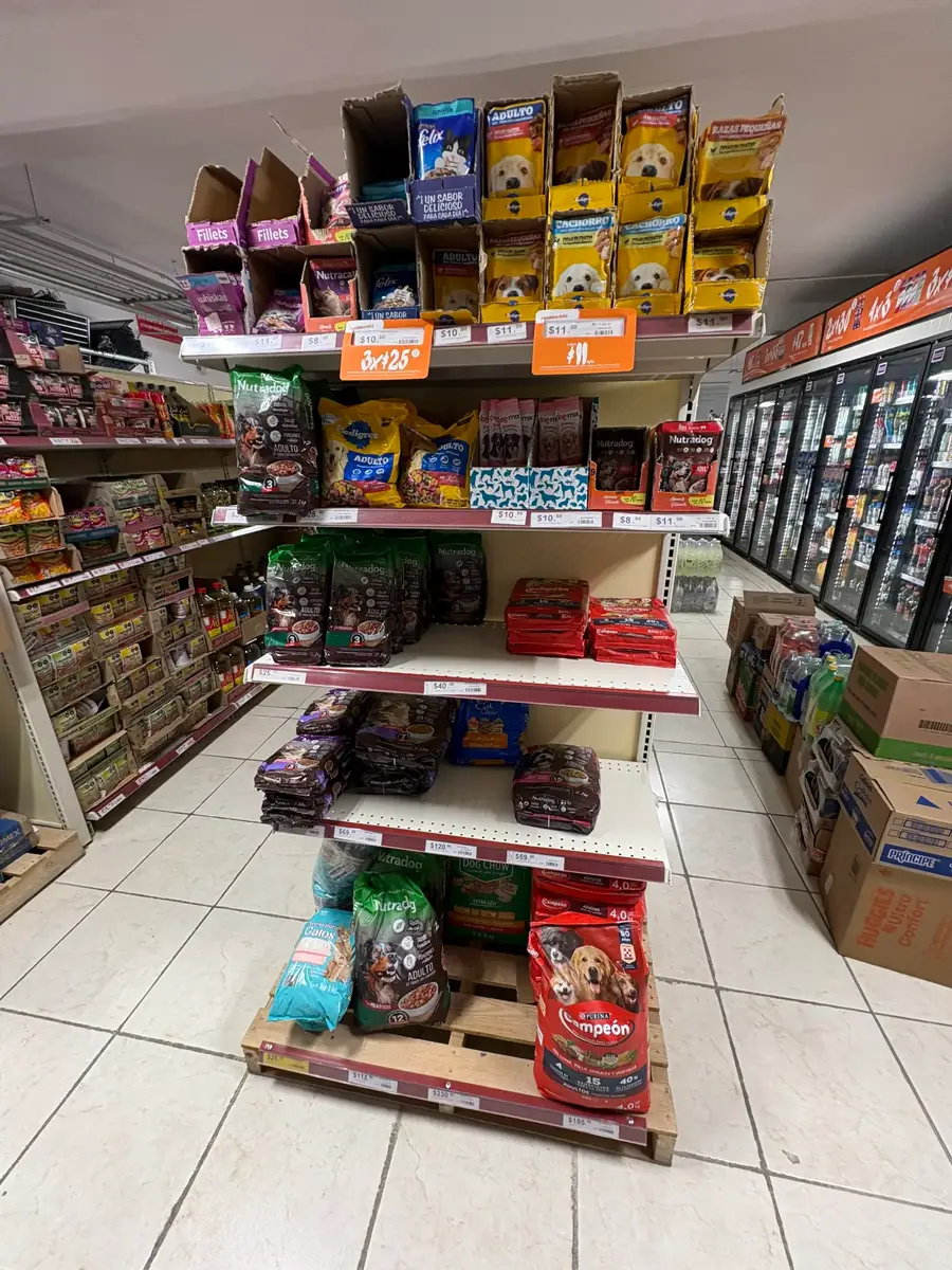 Pasillo de una tienda con estantes de croqueta durante la compra de insumos.