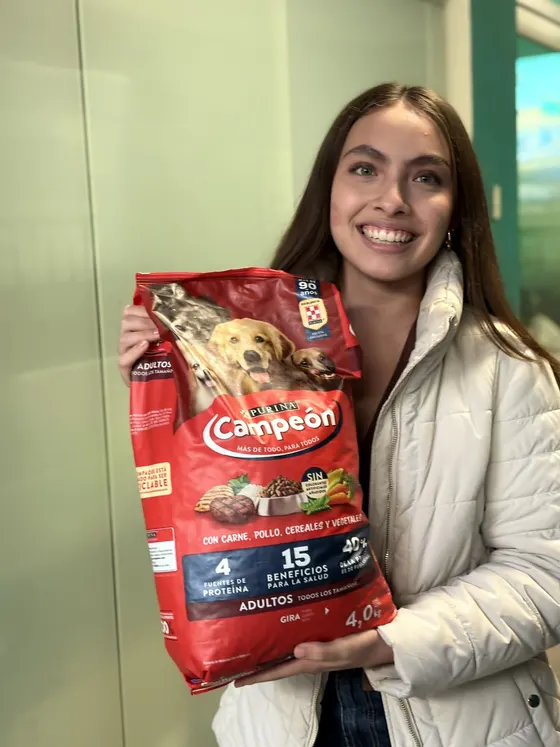 Foto 11 de la jornada: campaña de donación de croquetas.