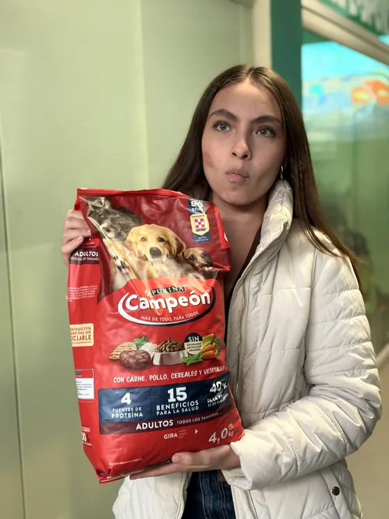 Foto 12 de la jornada: campaña de donación de croquetas.