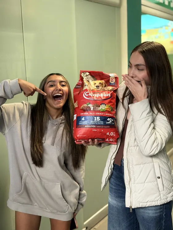 Foto 17 de la jornada: campaña de donación de croquetas.